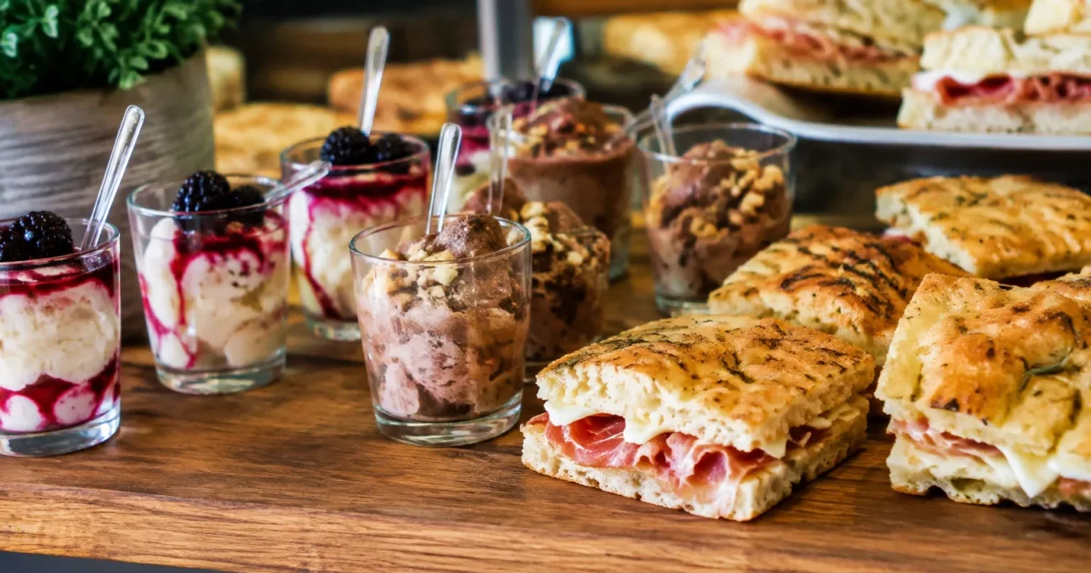 Bancone rustico con piccoli bicchieri pane focaccia gelato
