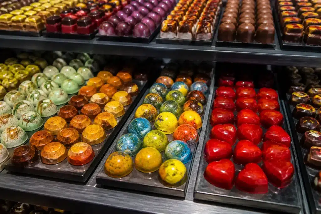 Assortimento cioccolati colorati con forme fantastiche sulla scaffalatura