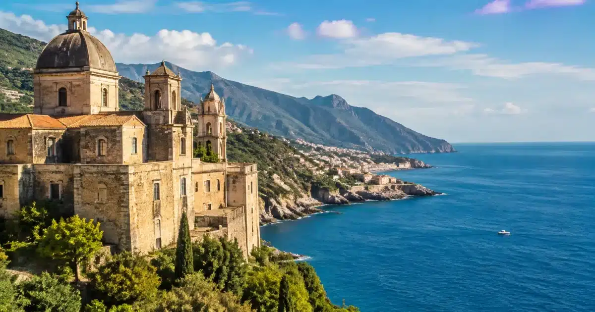 Paesaggio italiano con monumenti storici e costa mediterranea prominente