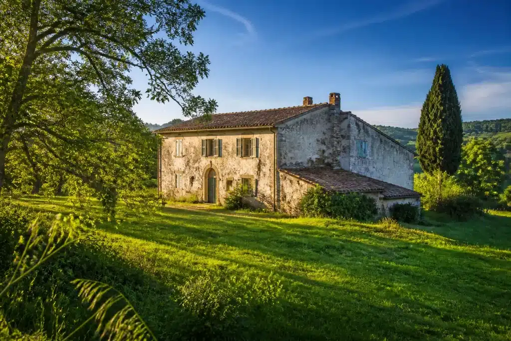 Antica dimora rurale circondata da campi verdi silenziosi