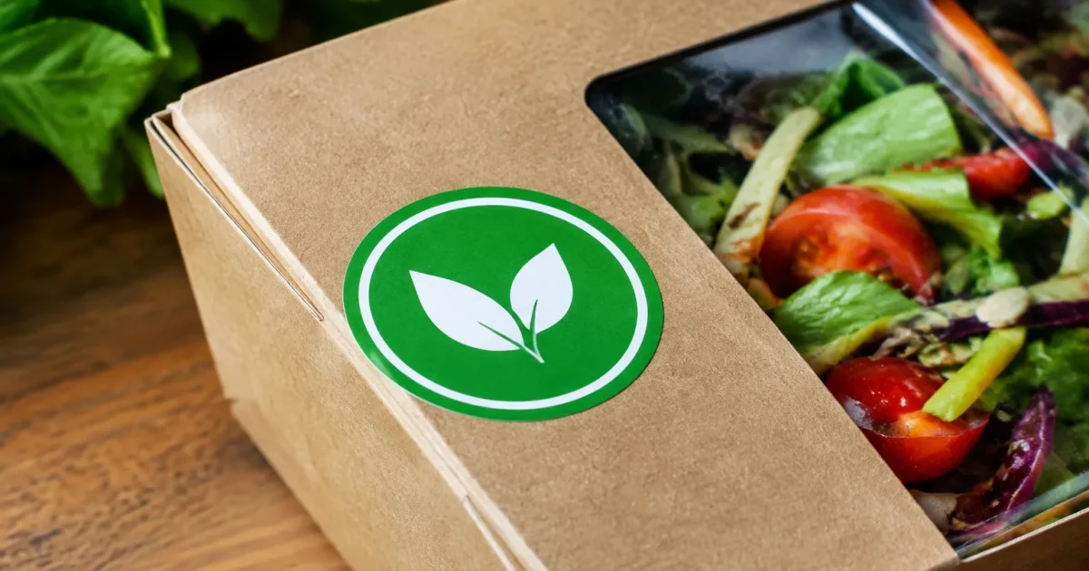 Etichetta verde di certificazione su pacco alimentare