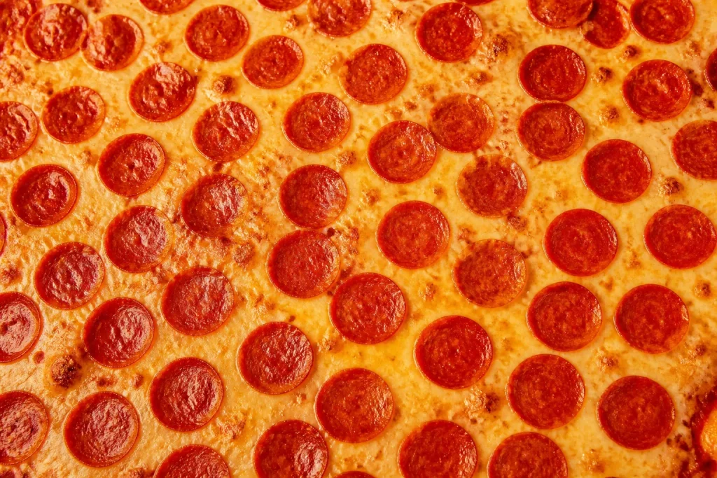 Fette rosse sottili uniformemente distribuite superficie dorata