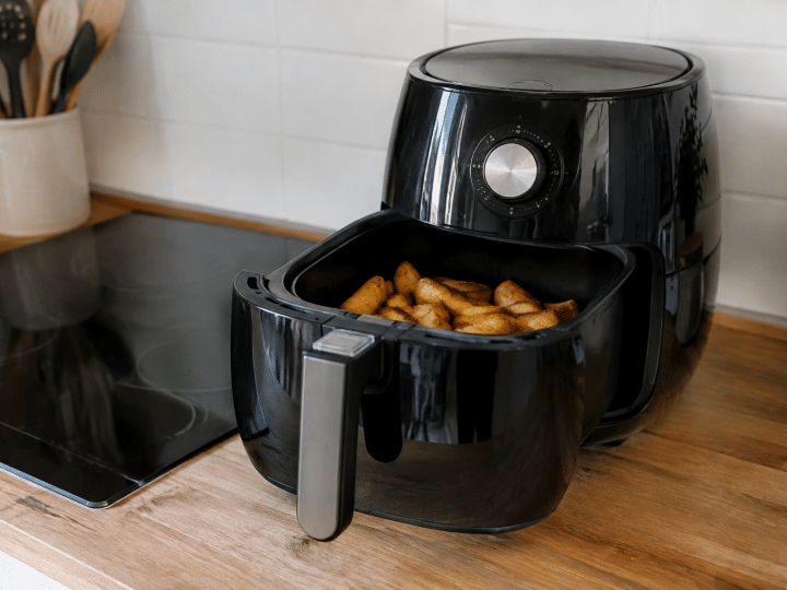 Friggitrice ad aria aperta sul piano cucina accesa