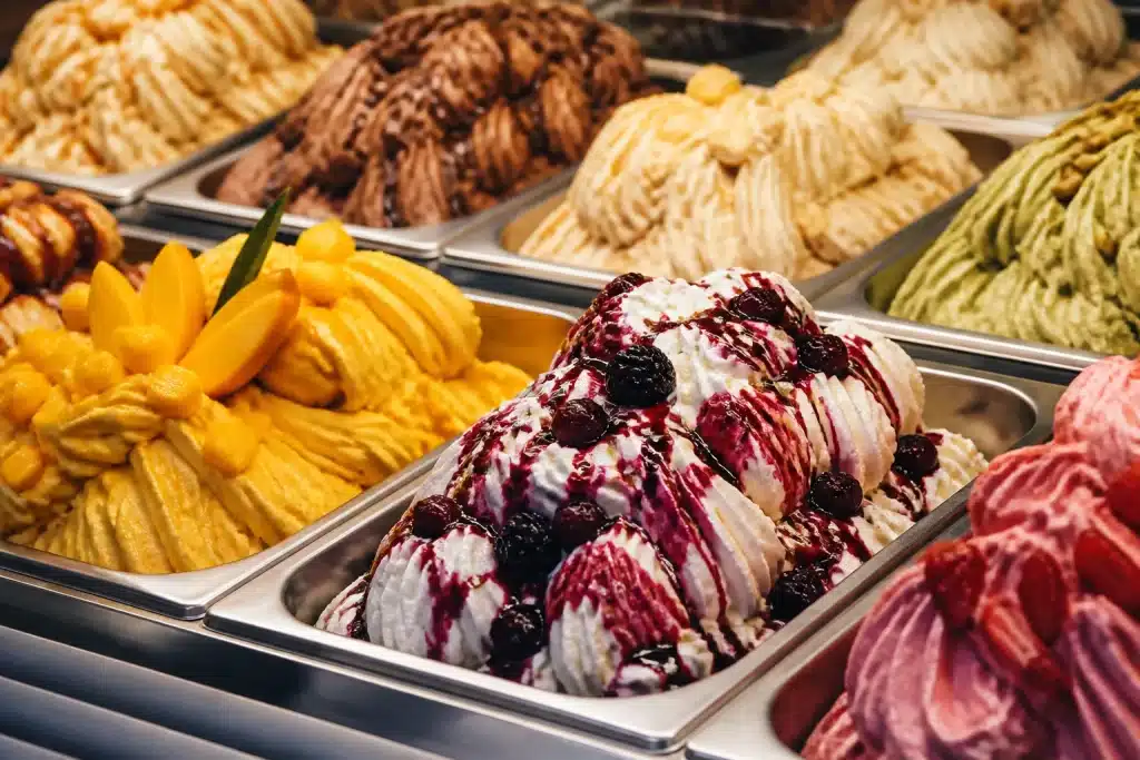 Vasetti di gelato artigianale con colori vibranti e naturali