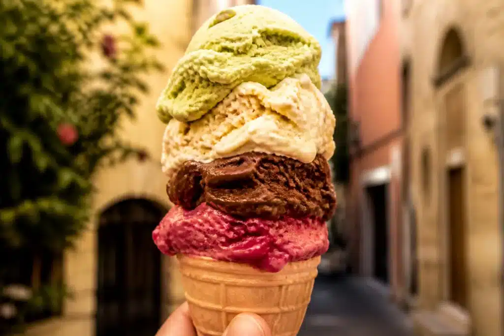 Gelato impilato a più strati con colori vivaci