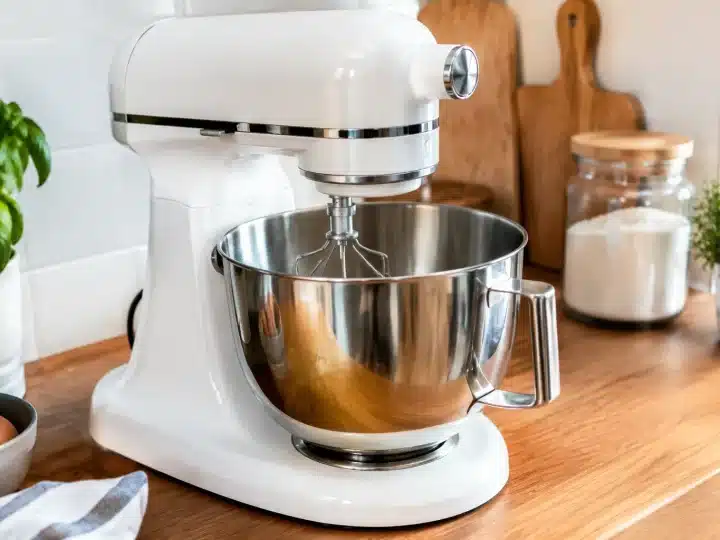 Impastatrice domestica bianca su piano cucina con ciotola