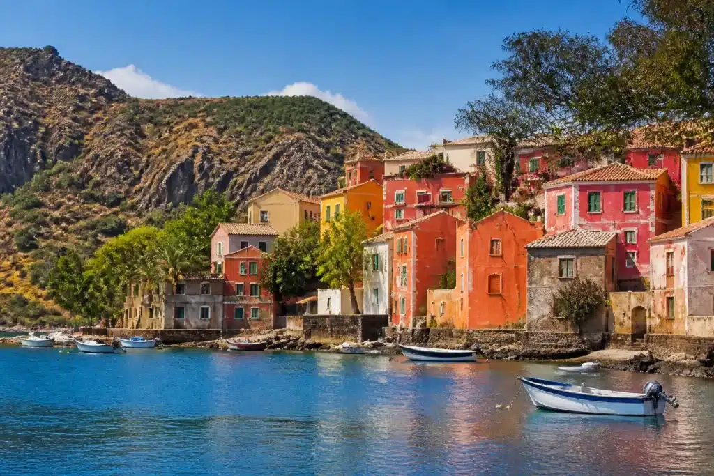 Borghi veneti tranquilli e isole vulcaniche con turisti sparsi