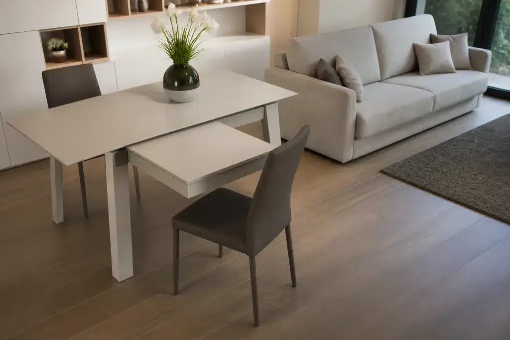 Tavolo estensibile con ala estraibile accanto divano letto