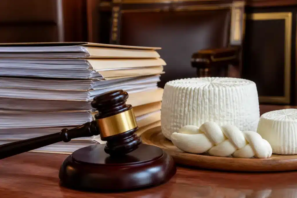Documenti legali e formaggi bianchi su scrivania tribunale