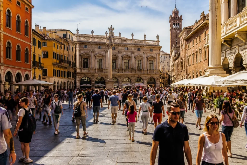 Piazza storica affollata di persone a piedi senza auto