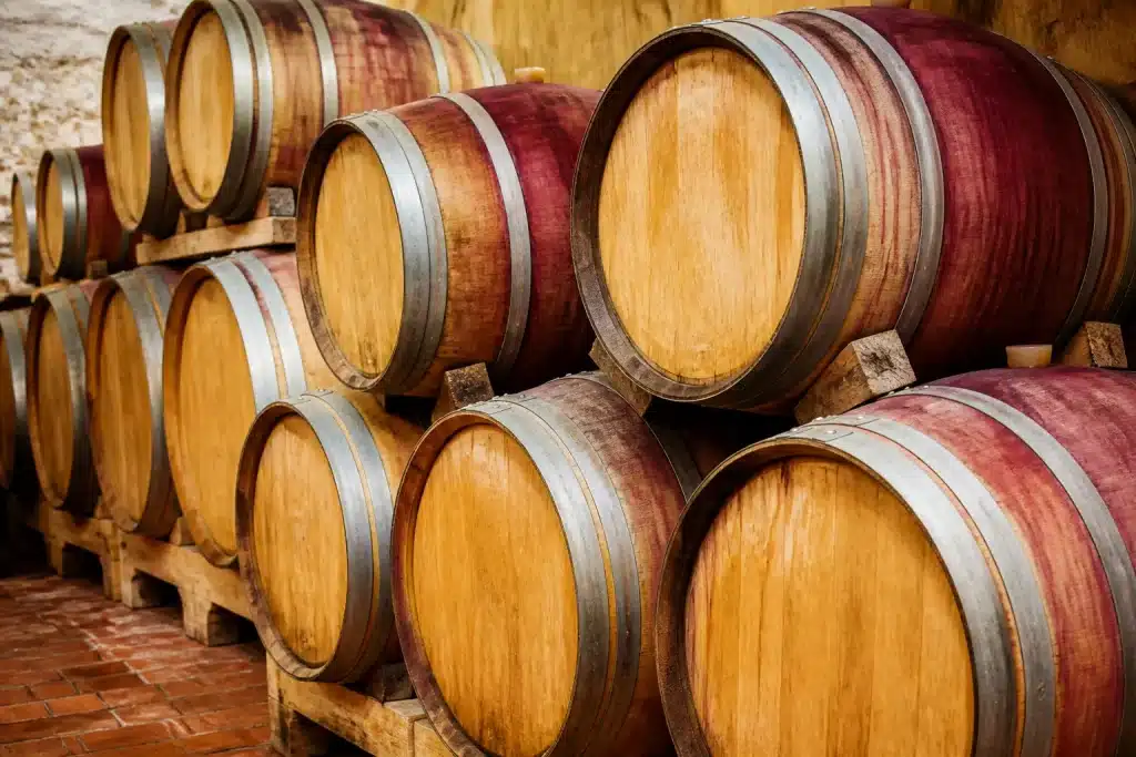 Botti di vino rosso accatastate in cantina pugliese