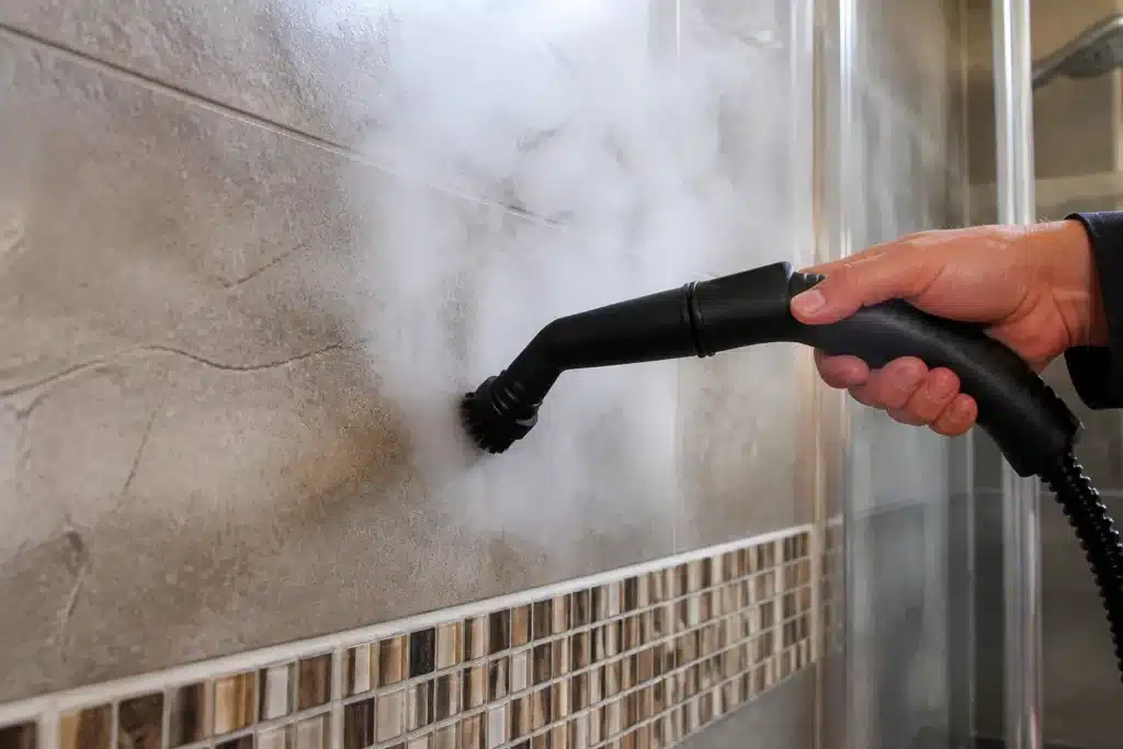 Getto vapore pulisce piastrelle bagno senza residui chimici