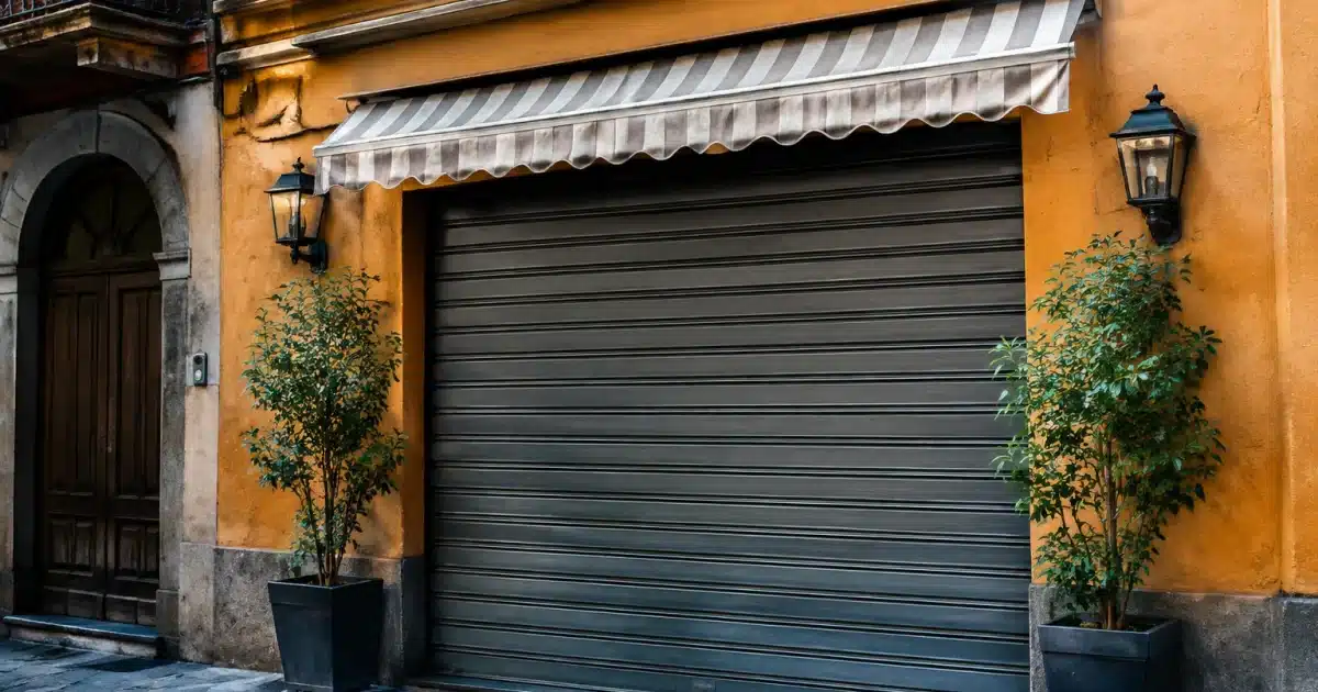Insegna chiusa di ristorante tradizionale con serranda abbassata