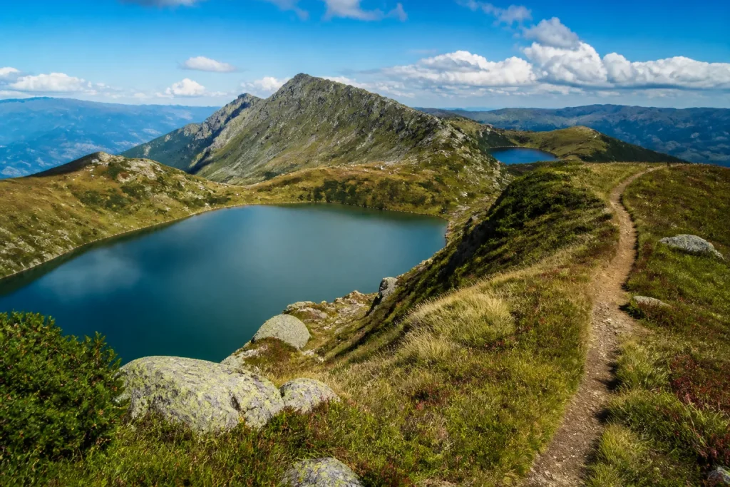 Sentiero di montagna tra laghi e crinali prealpini