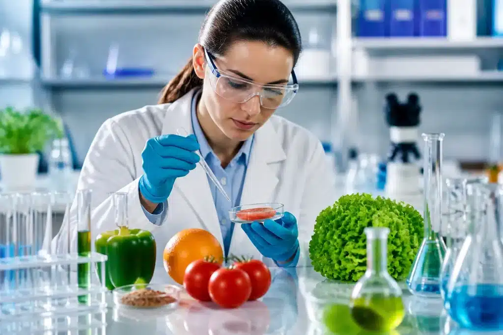 Laboratorio analizza campioni alimentari per residui chimici