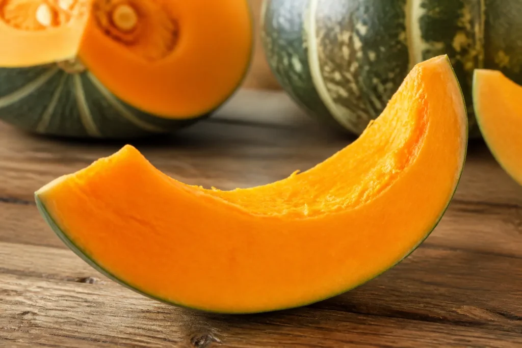 Fette di polpa arancio intenso su tavola legno