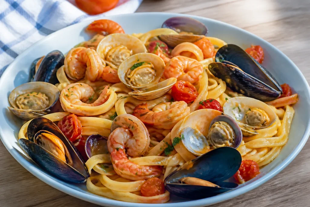 Piatto di scialatielli freschi con frutti di mare e pomodorini