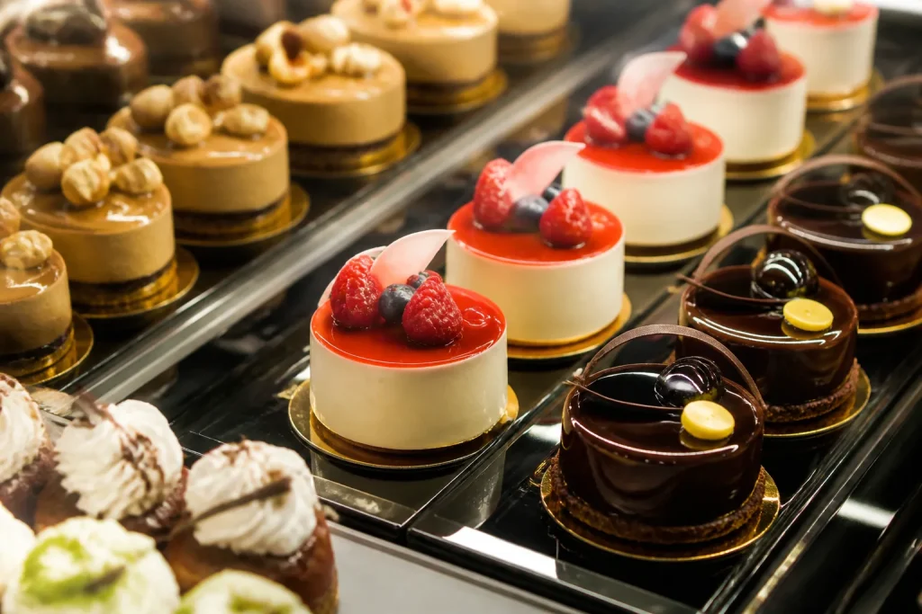 Vetrina pasticceria dolci decorati raffinati